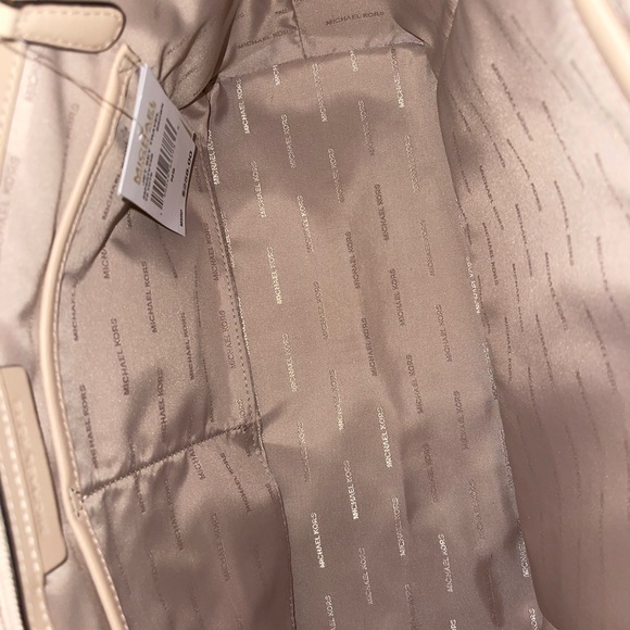 ❌SOLD❌Michael Kors Jet Set Travel Top Zip Signature
Tote Brown. & Wallet - Picture 11 of 13